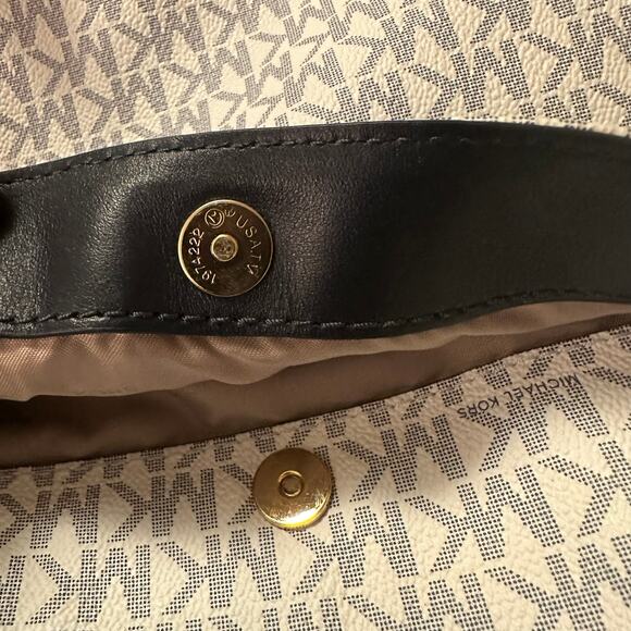 Michael Kors Bedford Signature Flat Crossbody Bag Vanilla NWOT Authentic w/ Dust - Picture 13 of 16